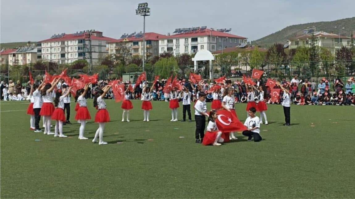 Okulumuz İlçe Genelinde Yapılan 23 Nisan Ulusal Egemenlik ve Çocuk Bayramı Kutlamalarına Dans Gösterisi İle Katılmıştır.